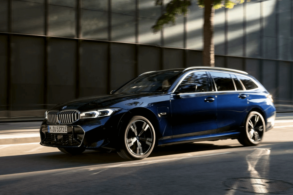 BMW-330-e-touring-front