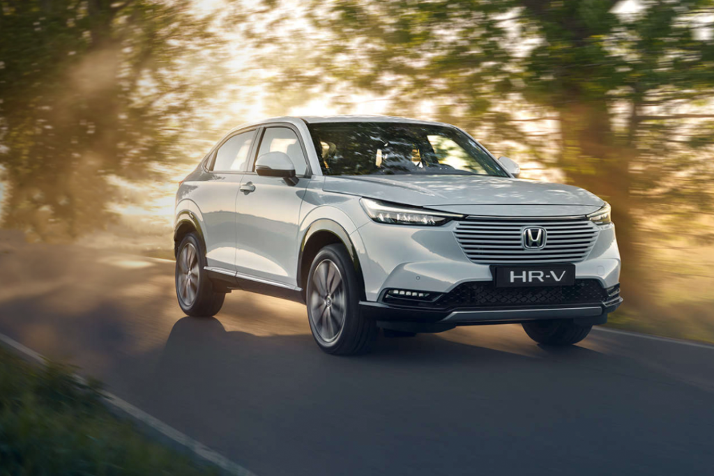 Honda-HRV3-bland-träd