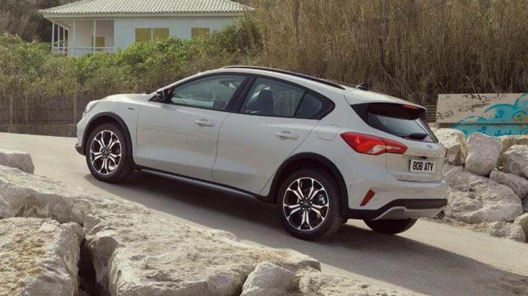 Ford-Focus-parkerad-i-backe