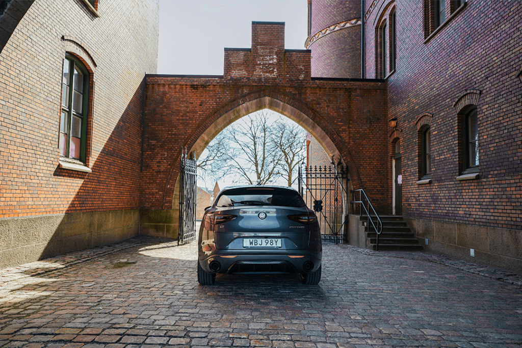 Alfa-Romeo-Stelvio-back