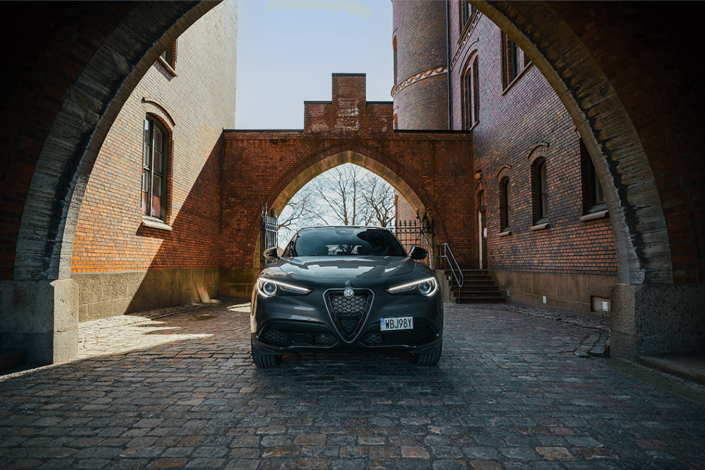 Alfa-Romeo-Stelvio-front