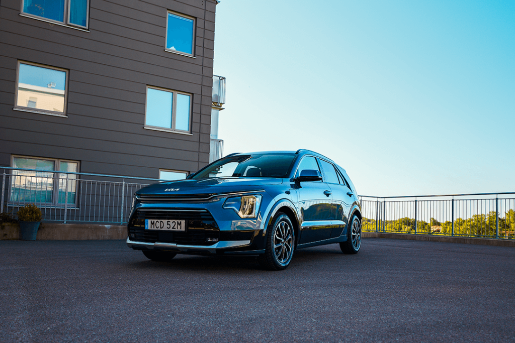 Kia-Niro-Hybrid-Front-Side