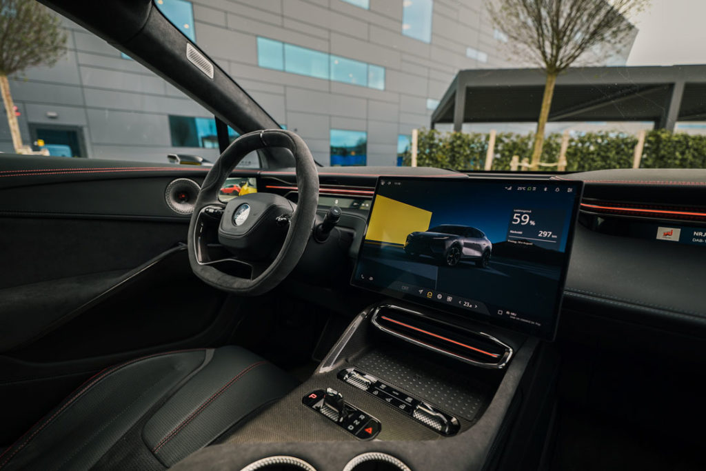 Lotus-Eletre-Instrumentpanel