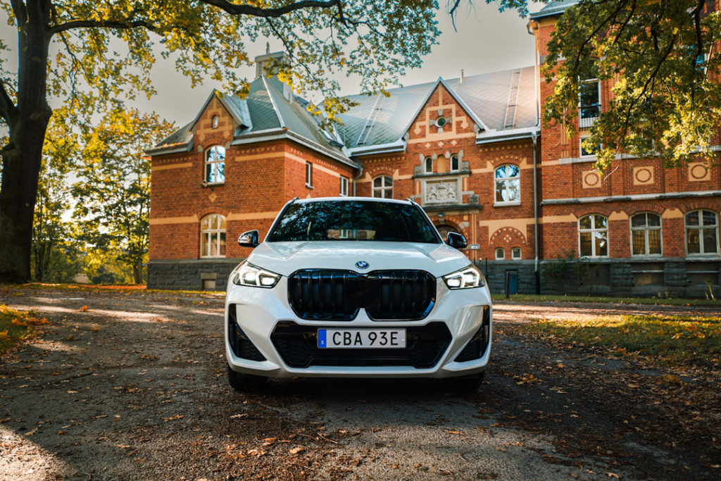 BMW-X1-Front-hus-i-bakgrund