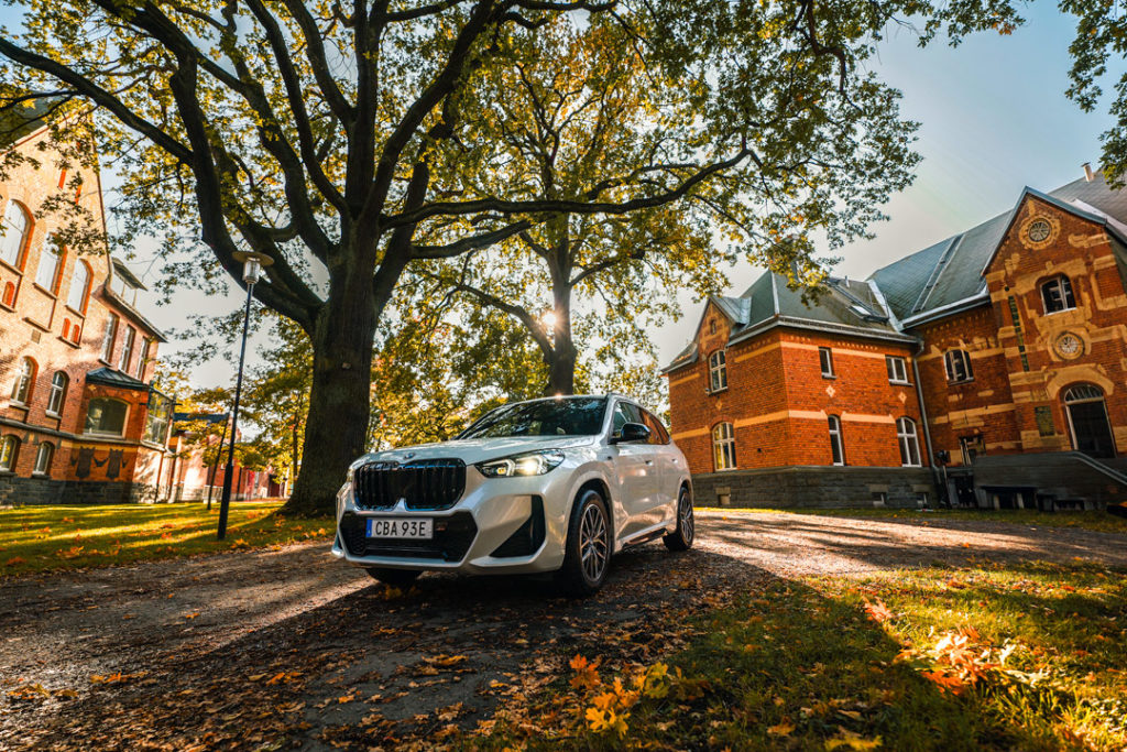 BMW-X1-Höst-Bil-byggnader-i-bakgrund