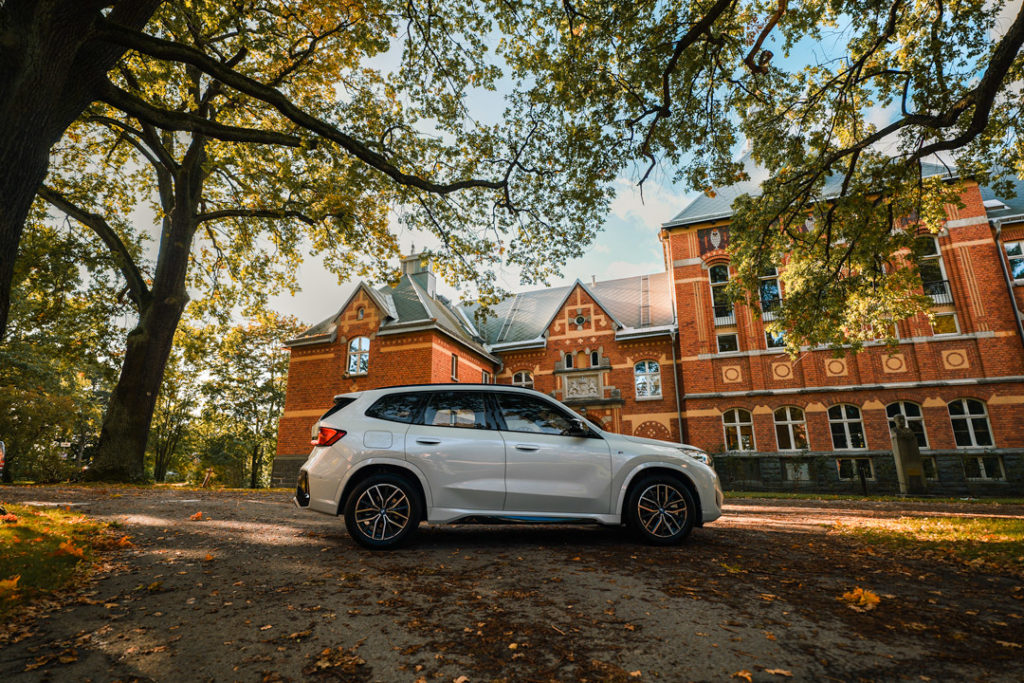 BMW-X1-Sida-hus-i-bakgrund