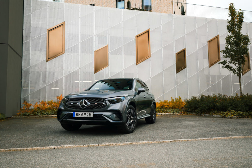 Mercedes-GLC-Sida-Front-grå-på-gata