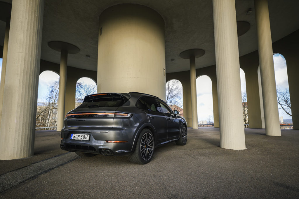 Porsche-Cayenne-E-Hybrid-Bak-Sida
