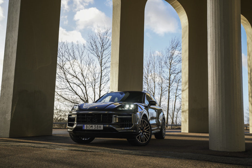 Porsche-Cayenne-E-Hybrid-Front-Sida-Torn