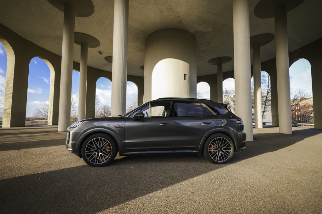 Porsche-Cayenne-E-Hybrid-sida