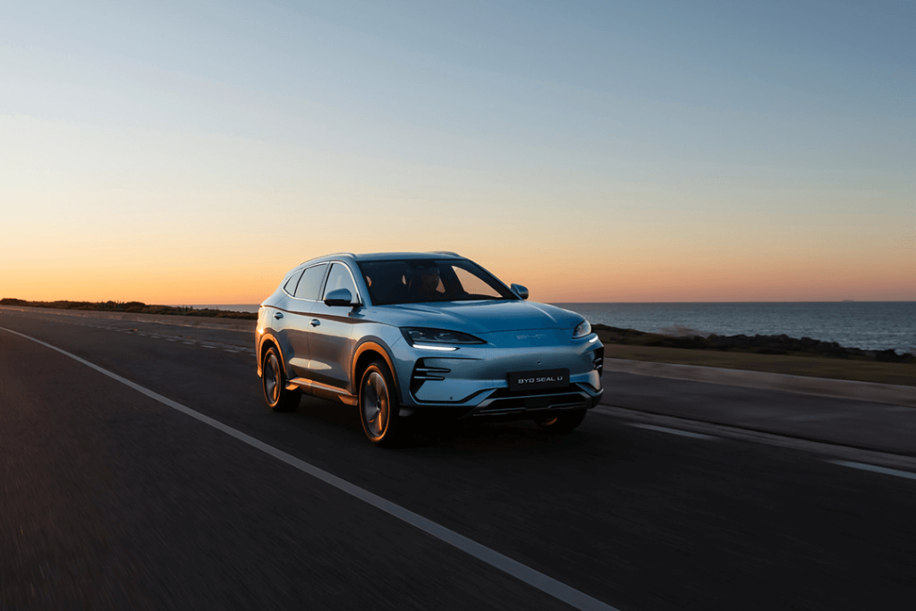 BYD-SEAL-U-kör-i-solnedgång