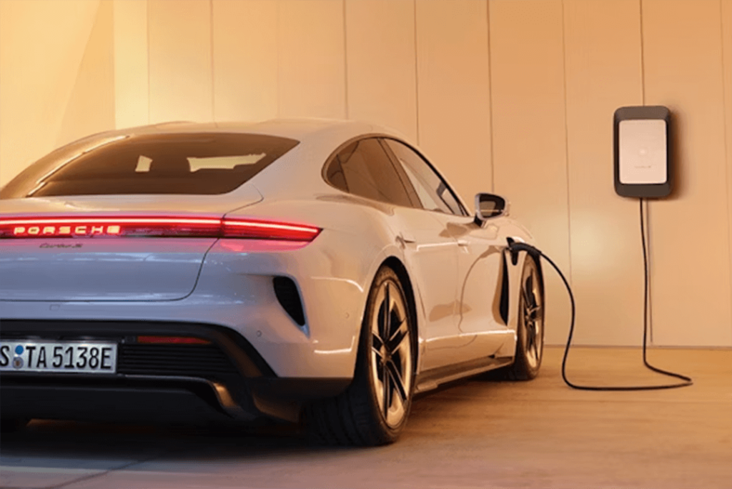 Taycan-laddar-i-byggnad