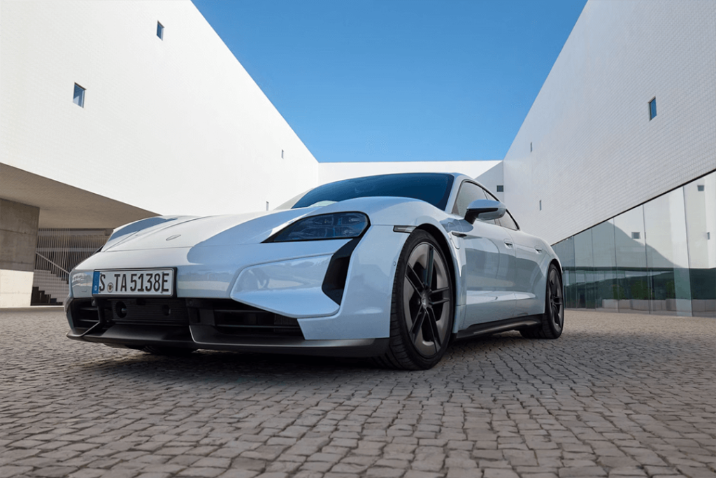 Taycan-parkerad-på-gata