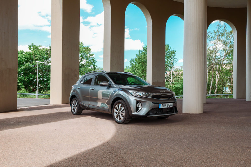 Kia-Stonic-Front-Sida-Vänster