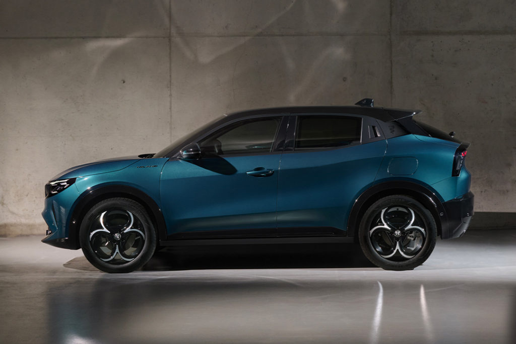 Alfa-Romeo-Junior-Ibrida-Sida