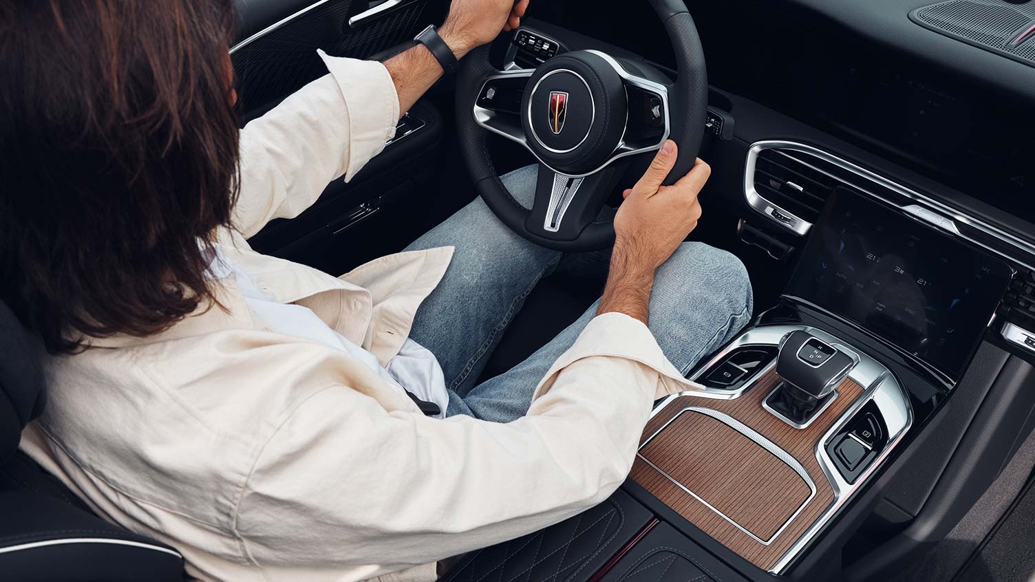 blurb-family-hongqi-man-interior-desktop