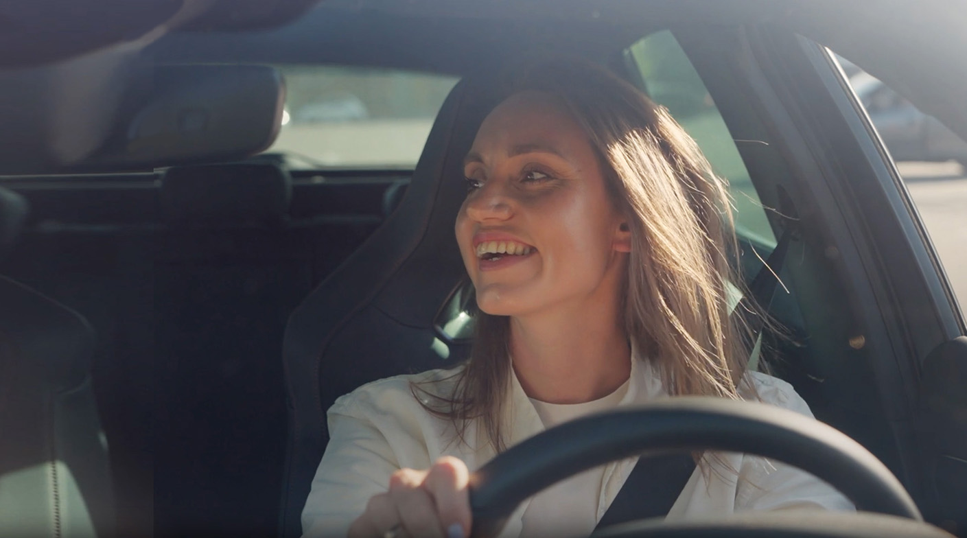 driving-woman-hedin-automotive-lease